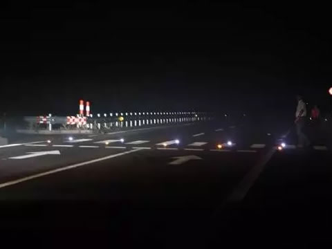 ▵ 路口地面斑马线上的地灯闪亮