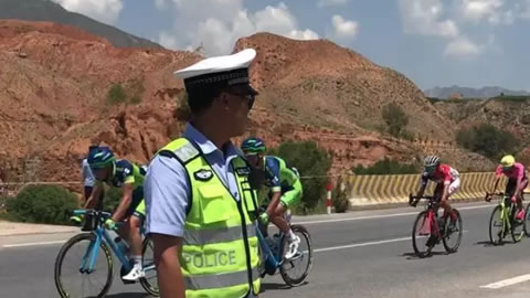 赛中克服高温  尽职尽责 