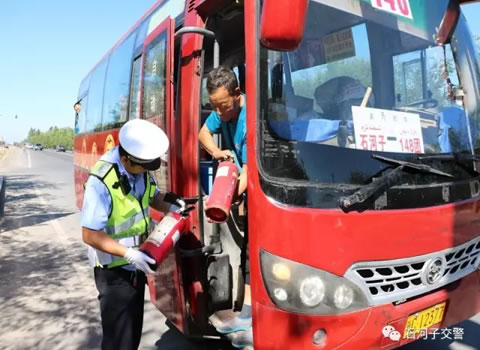石河子交警严厉整治团场短途客运车辆违法行为