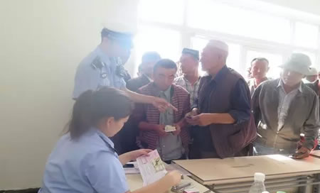 杏乡交警“流动车管所”下乡办证、宣传两不误