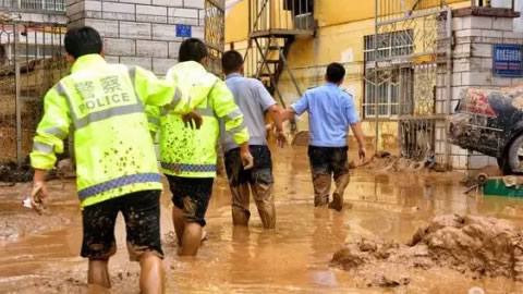 暴雨无情 交警有爱