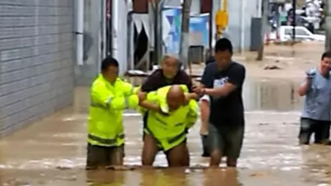 暴雨无情 交警有爱