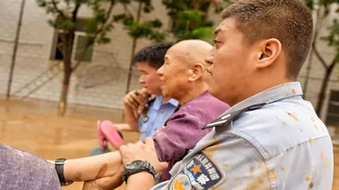 暴雨无情 交警有爱