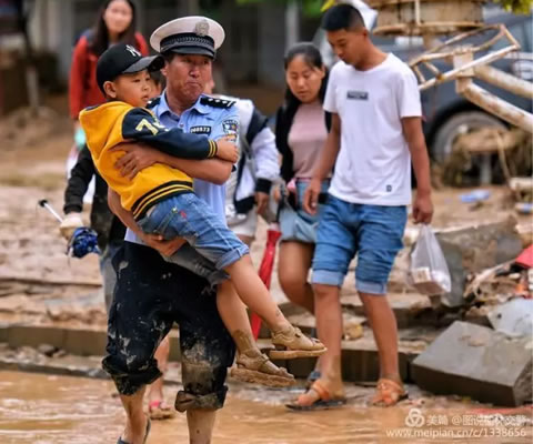 暴雨无情 交警有爱