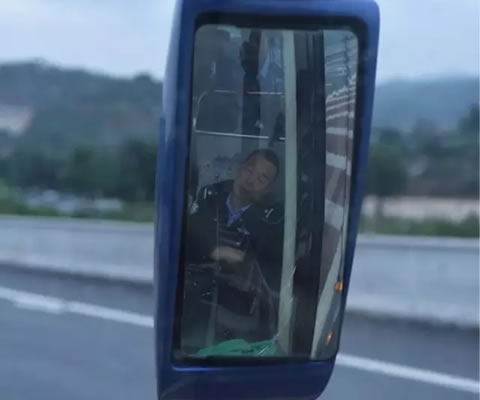 暴雨无情 交警有爱