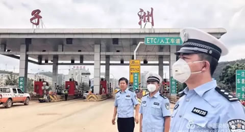 暴雨无情 交警有爱