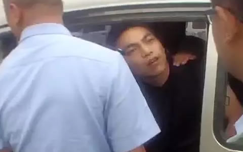 太原2名男子满身酒气拒绝检查，当众小便还袭警！