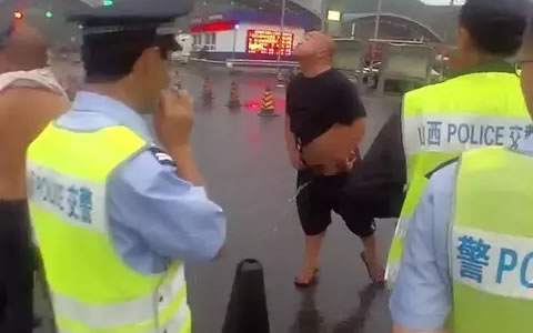 黑衣男子当众小便辱骂民警
