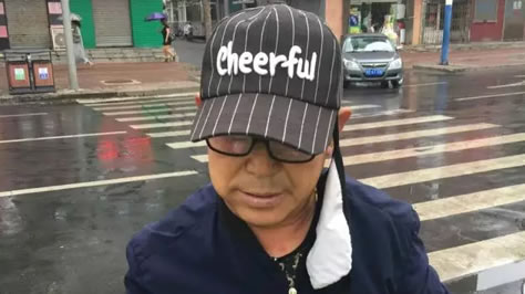 电动车和出租车相撞，电动车老人起身后：你走吧，我没事！