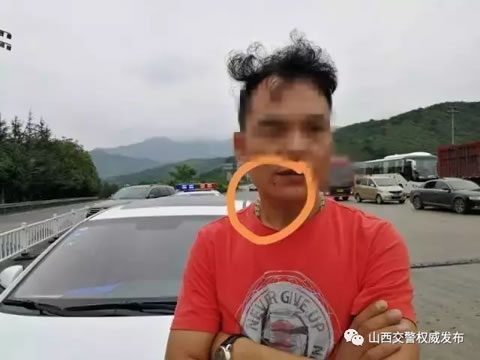 交警曝光：一颗黑痣揭露无证驾驶的真相
