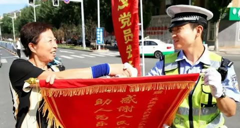 环卫工大姐给交警送锦旗，都是“道上”的，我太了解你了