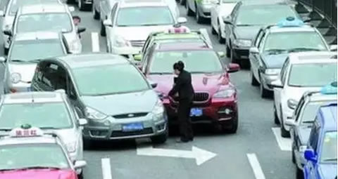 别随意穿插排队 赔了夫人又折兵