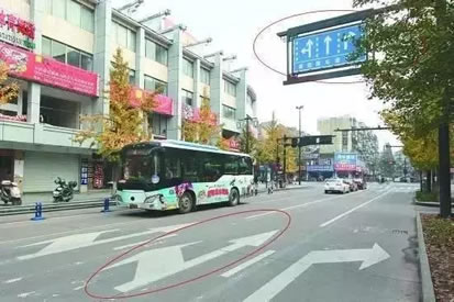 交警权威答复：路面标线和路上悬挂的标牌不一致的应对