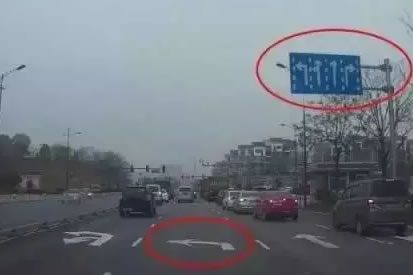 交警权威答复：路面标线和路上悬挂的标牌不一致的应对