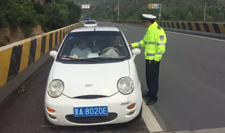 高速路上轿车故障停路边蜀黍来帮忙