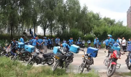 “美团”等外卖送餐车被贴牌管理，“饿了”的请您不要催促骑手！