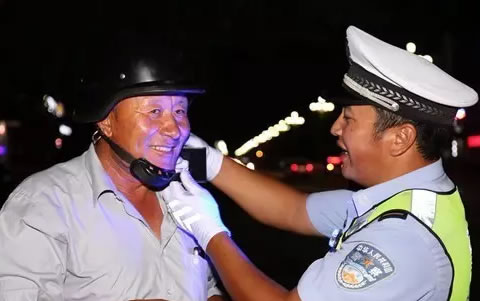 哈巴河交警开展夜查 确保夜间道路交通安全