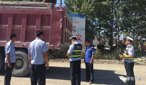 奎屯交警联合开展大货车违法行为专项治理