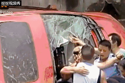 一男子卡在车内奄奄一息，交警举起巨石…