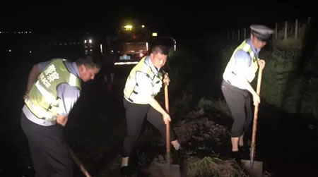 敦化高速交警快速处置积水险情 确保辖区高速安全畅通