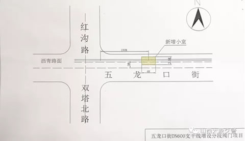 五龙口街红沟路路口往东150米处，北侧机动车道