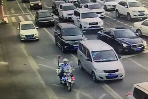 仅用时19分钟！成都交警与死神赛跑 为急症女婴打开生命通道