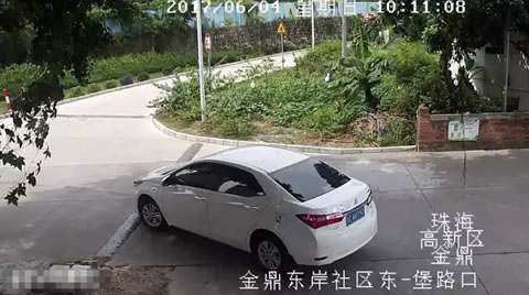 第1辆经过事故路段的丰田小车