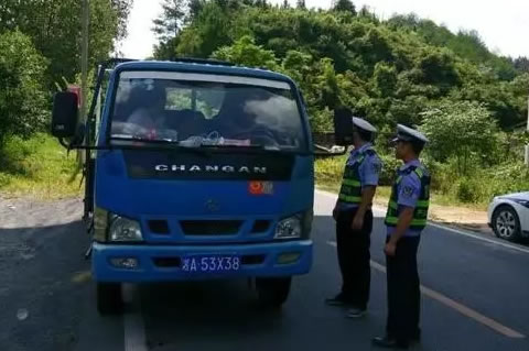 怀化交警积极开展客货车集中整治行动