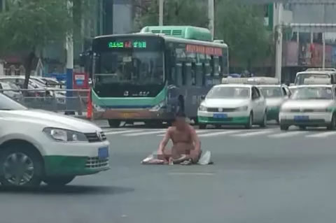 这位“光膀哥”，你让辽源交警“躺枪”了！