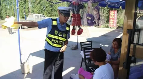 霍城县交警走街入户强宣传 文明驾驶安全行