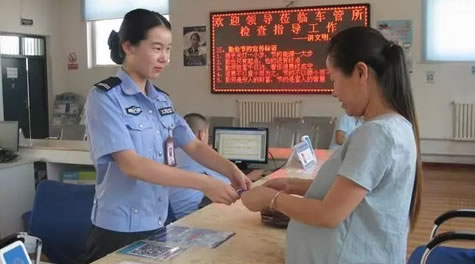 石河子车管所开通“绿色通道”受赞扬