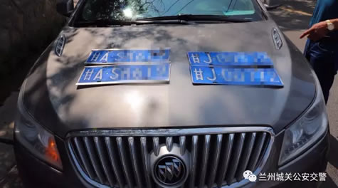 兰州交警查获一起车辆号牌套牌的严重违法行为