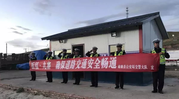 碌曲交警大队祈福九寨地震灾区度过难关