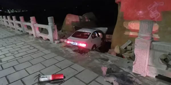 宝马女凌晨冲进海里，车头削平！