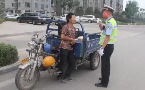 太原交警开展无牌照和无证三轮车集中整治