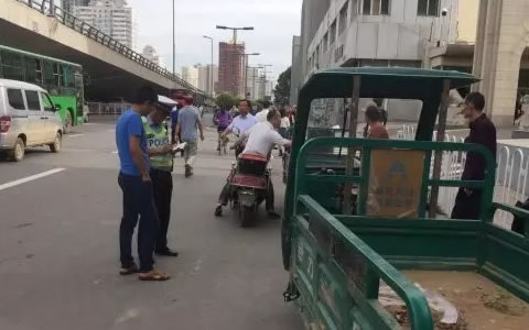 太原交警开展无牌照和无证三轮车集中整治