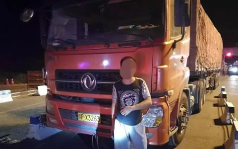 石河子交警查处一起伪造驾驶证违法行为