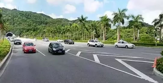 图二为接近障碍物标线