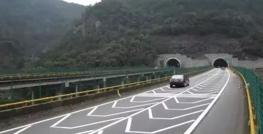 图三为错视觉标线