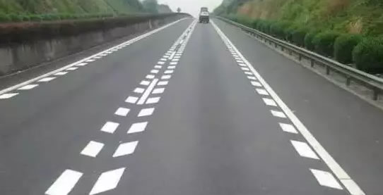 图五为纵向减速标线