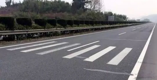 白色长方形车距确认线(高速公路车距确认标线)