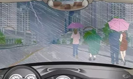 雨天遇到这种行人占道行走时怎样通行?