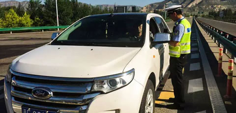 （张坤在工作中）