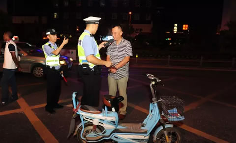 光膀子醉酒驾驶电动车？你违法了！光膀子开车被查，结果发现