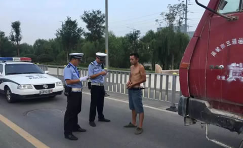 你觉得光着膀子开车合适嘛？！