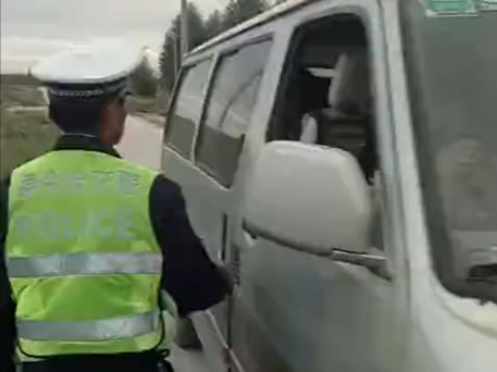 海西交警严查超员 乘坐这样的车是要拿生命摘枸杞么？