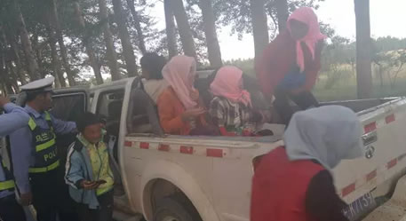 海西交警严查超员 乘坐这样的车是要拿生命摘枸杞么?