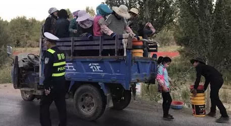 海西交警严查超员 乘坐这样的车是要拿生命摘枸杞么?