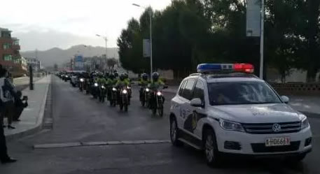 海西交警为中哈友谊汽车、摩托车拉力赛海西赛段保驾护航