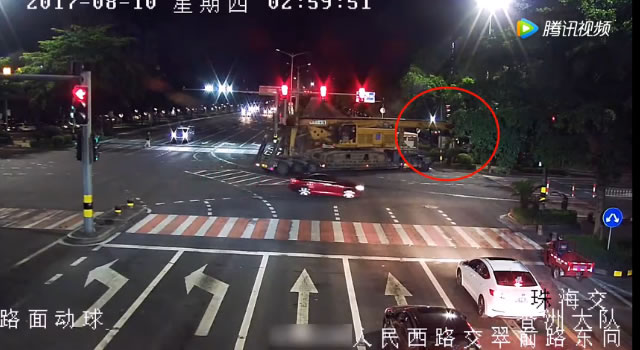 珠海一拖车撞坏信号灯损失1万多！保险一分不赔！